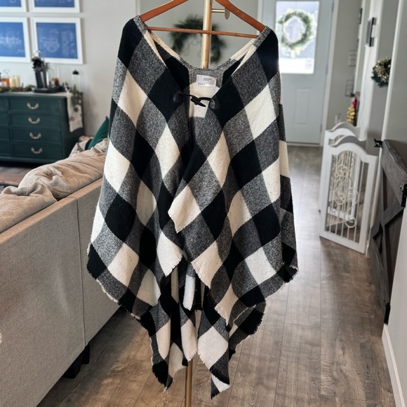 Summer & Rose FabFitFun Women’s One Size Black & White Plaid Poncho with Fringe - Picture 1 of 9